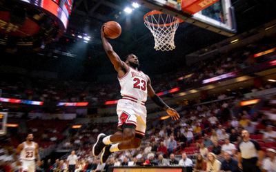 篮球运动员扣篮的精彩动作抓拍